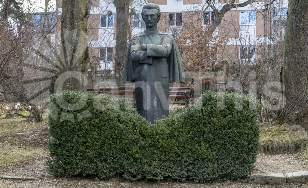 
									Stern Statue